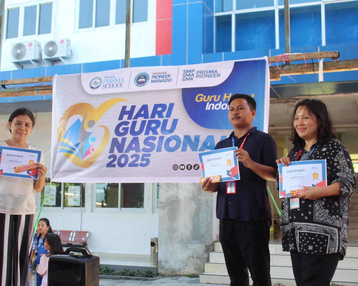 HGN 2025 di Manado Prisma School: Puisi, Musik, dan Penghargaan “Guru Ter-” Warnai Perayaan