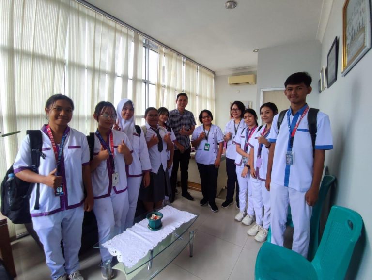 Kenalkan Dunia Kerja Sejak Dini, Keperawatan SMK Prisma Pioneer Observasi di RSA Manado
